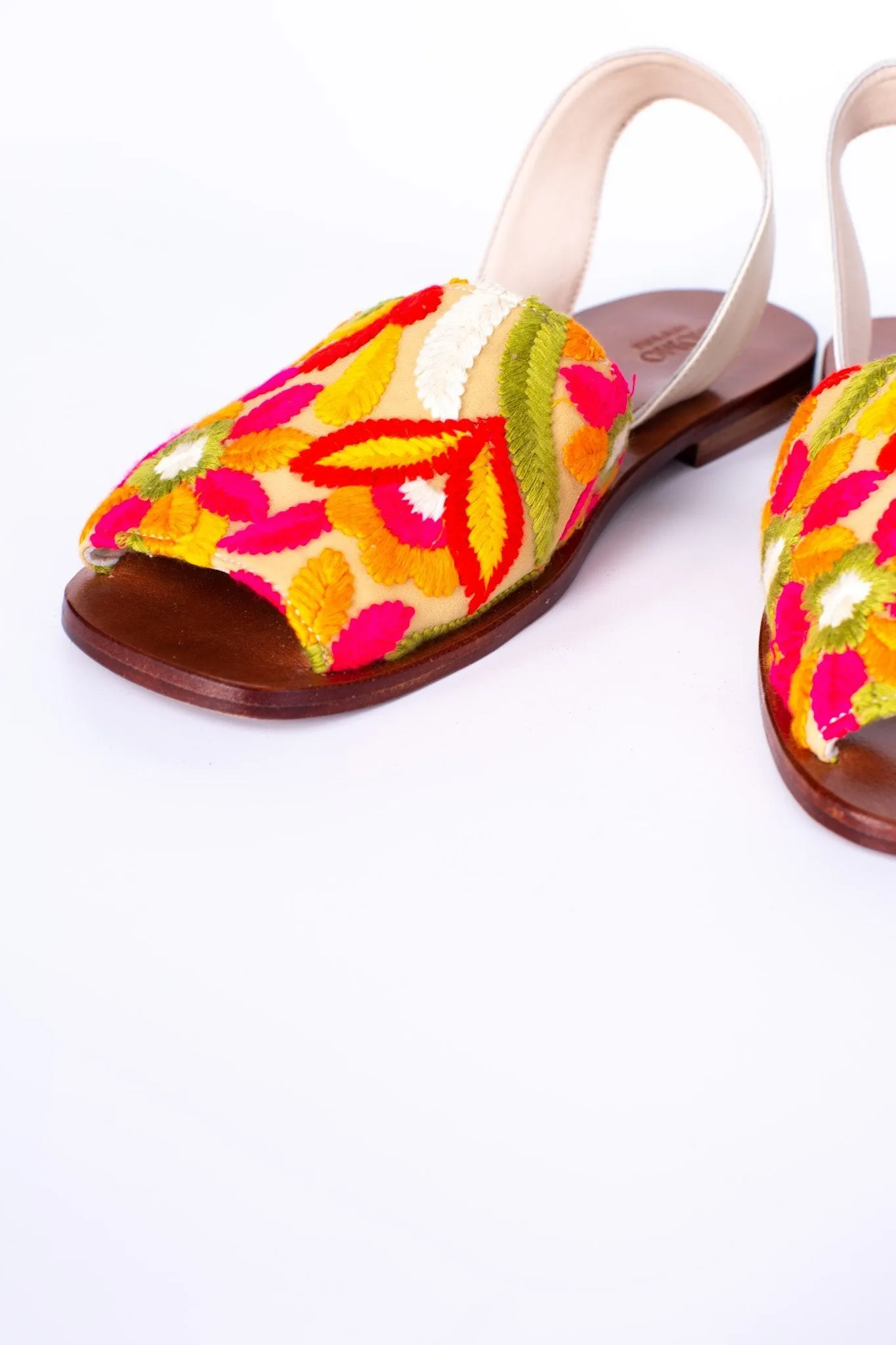 FLOWER EMBROIDERED SANDALS DESSA