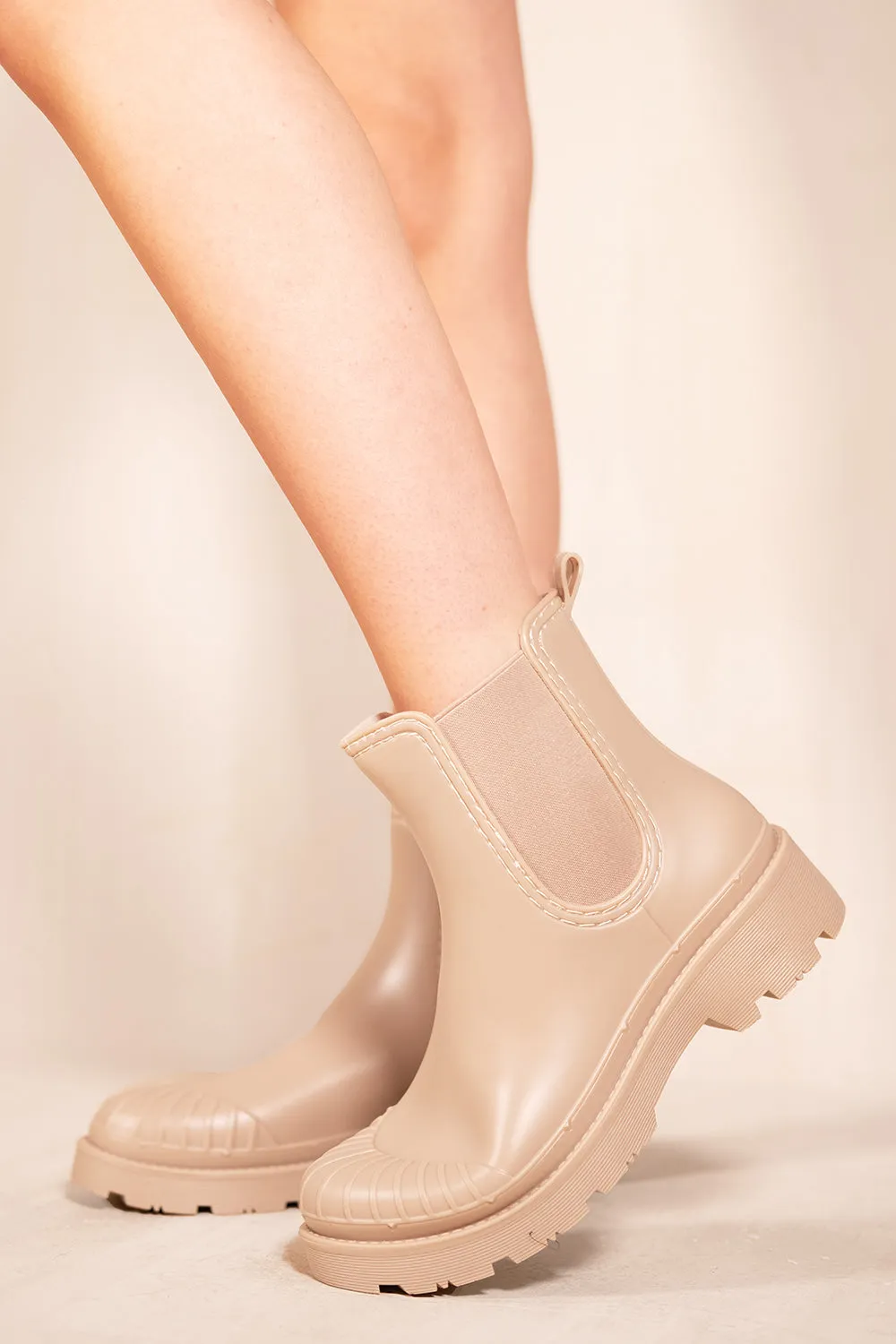 ZOALA FLATFORM PULL ON WELLIE BOOT IN BEIGE